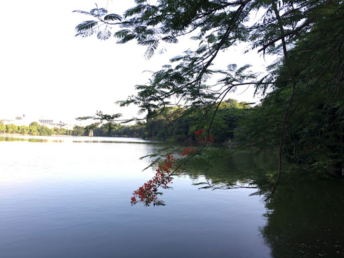 ホアンキエム湖周辺を散策。