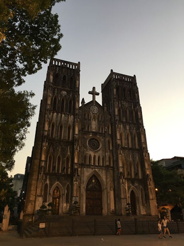 ベトナム・ハノイ、ハロン湾「ハノイまさかの女子2名旅」の写真：夕暮れのハノイ大聖堂はきれいでした。