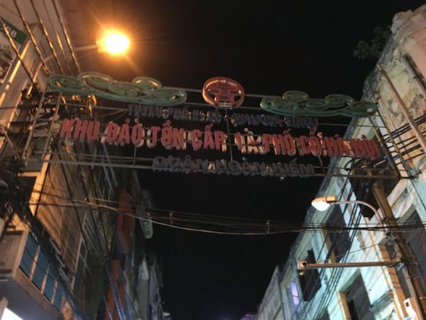 ベトナム・ハノイ、ハロン湾「ハノイまさかの女子2名旅」の写真：通称「ビール通り」の賑わい。呼び込みが激...