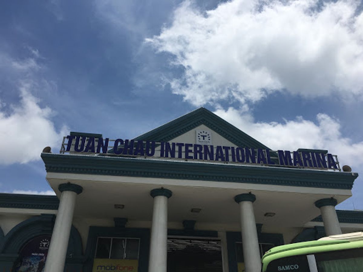 ハロン湾へ日帰り。