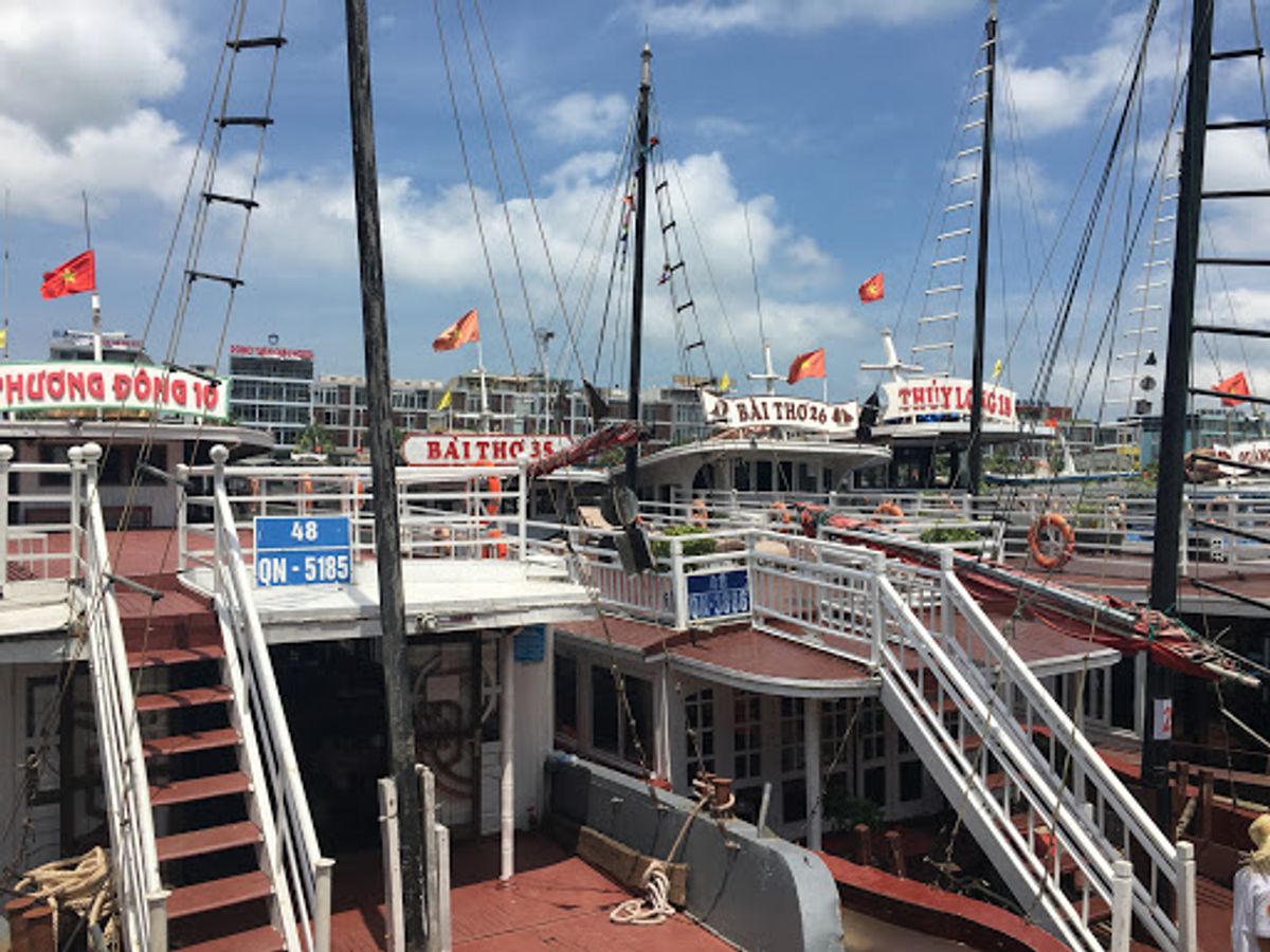 ハロン湾へ日帰り。