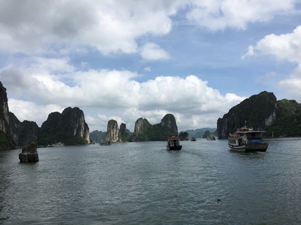 ベトナム・ハノイ、ハロン湾「ハノイまさかの女子2名旅」の写真：ハロン湾の夫婦岩とか。