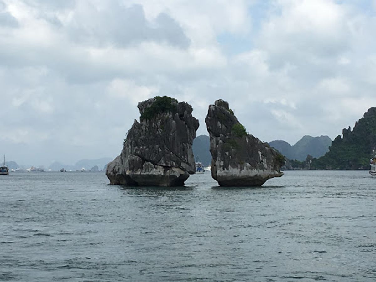 ハロン湾の夫婦岩とか。