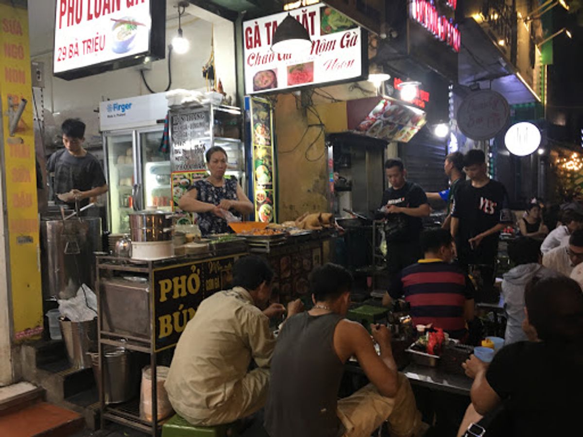 夜道をお散歩。ホテルの向かいにあるカフェでベトナムコーヒー。この苦さと甘さ...