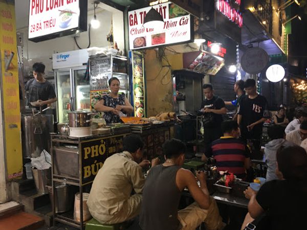 ベトナム・ハノイ、ハロン湾「ハノイまさかの女子2名旅」の写真：夜道をお散歩。ホテルの向かいにあるカフェ...