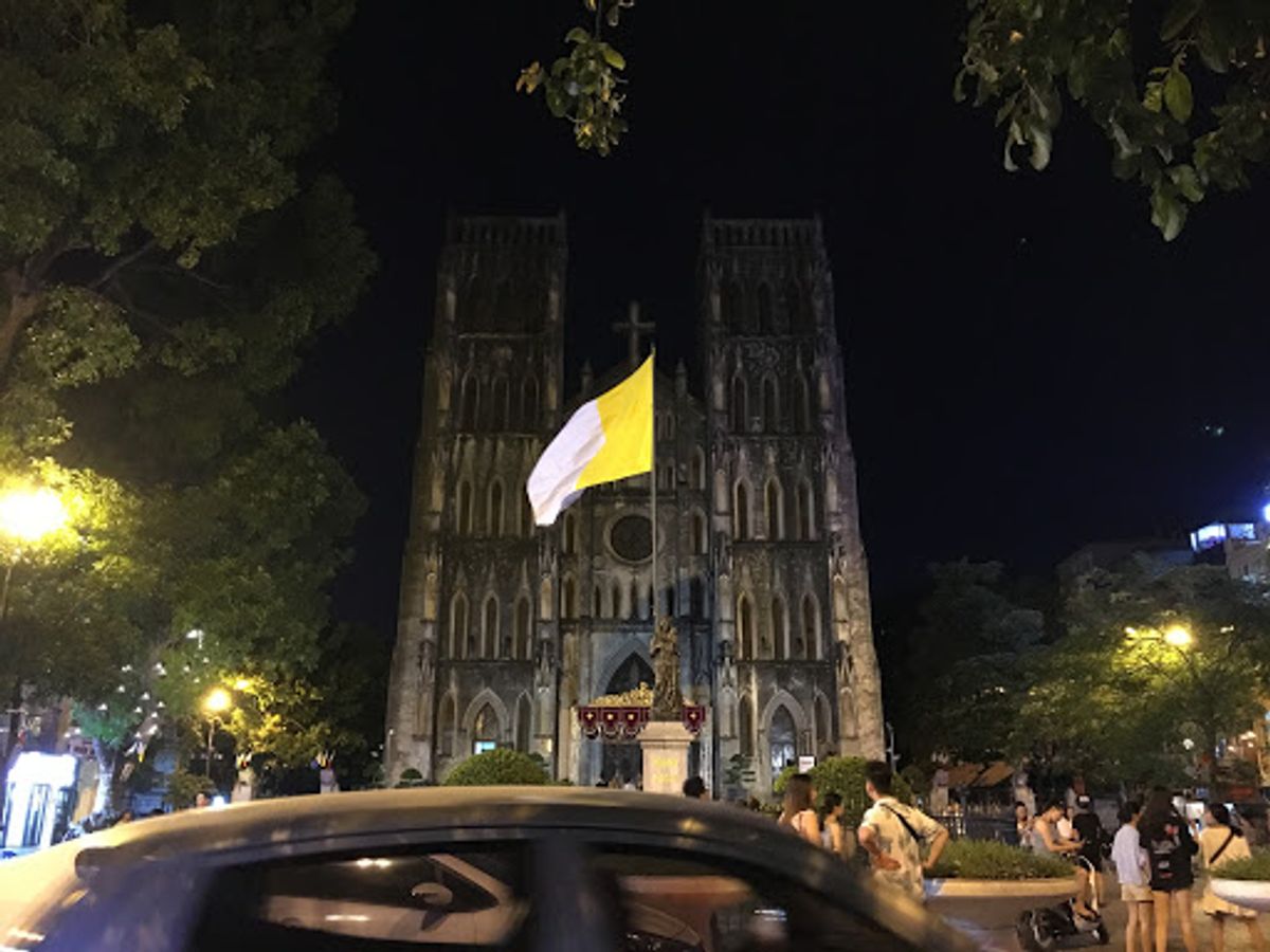 夜道をお散歩。ホテルの向かいにあるカフェでベトナムコーヒー。この苦さと甘さ...