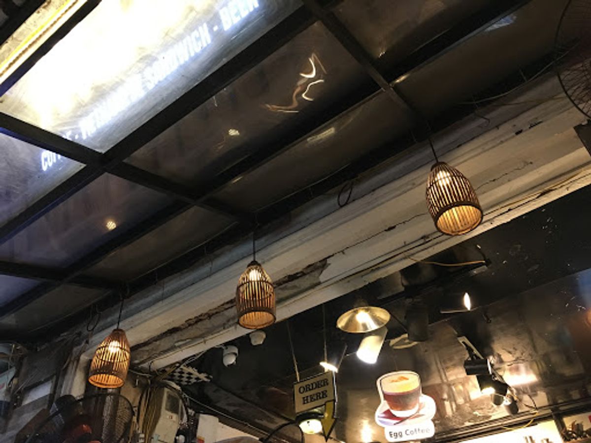 夜道をお散歩。ホテルの向かいにあるカフェでベトナムコーヒー。この苦さと甘さ...