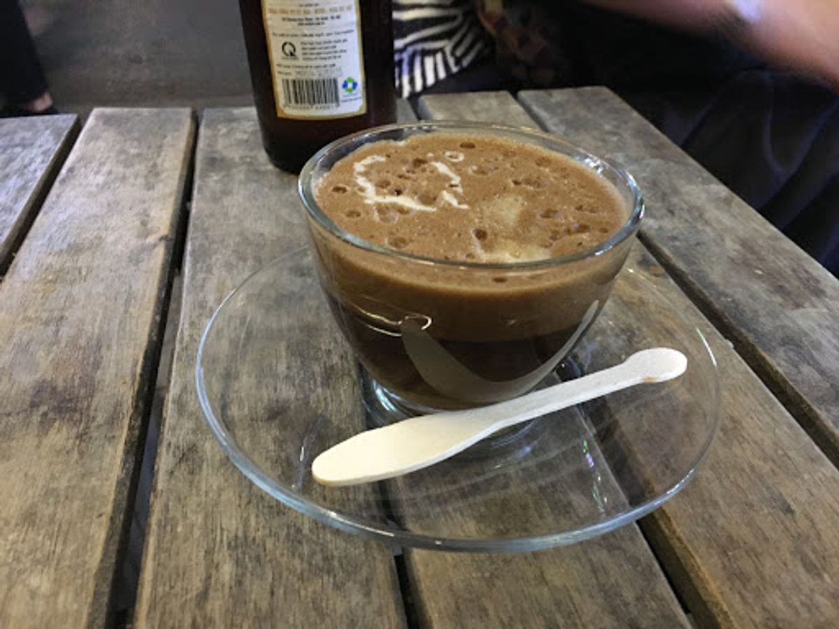 夜道をお散歩。ホテルの向かいにあるカフェでベトナムコーヒー。この苦さと甘さ...