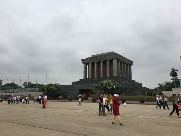 ベトナム・ハノイ、ハロン湾「ハノイまさかの女子2名旅」の写真：ホーチミン廟。中には入らず。