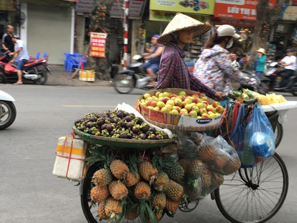 ベトナム・ハノイ、ハロン湾「ハノイまさかの女子2名旅」の写真：お昼はインスタント麺を炒めたもの。野菜も...