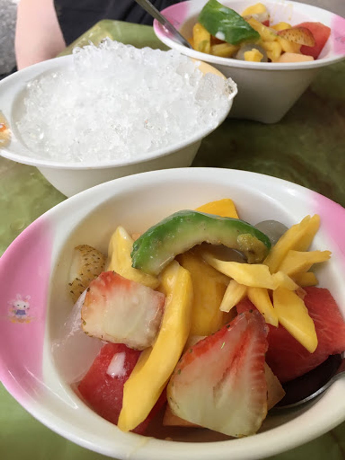 ホアクアザムって言うフルーツたっぷりのかき氷と、メニューはフォーボー1点の...