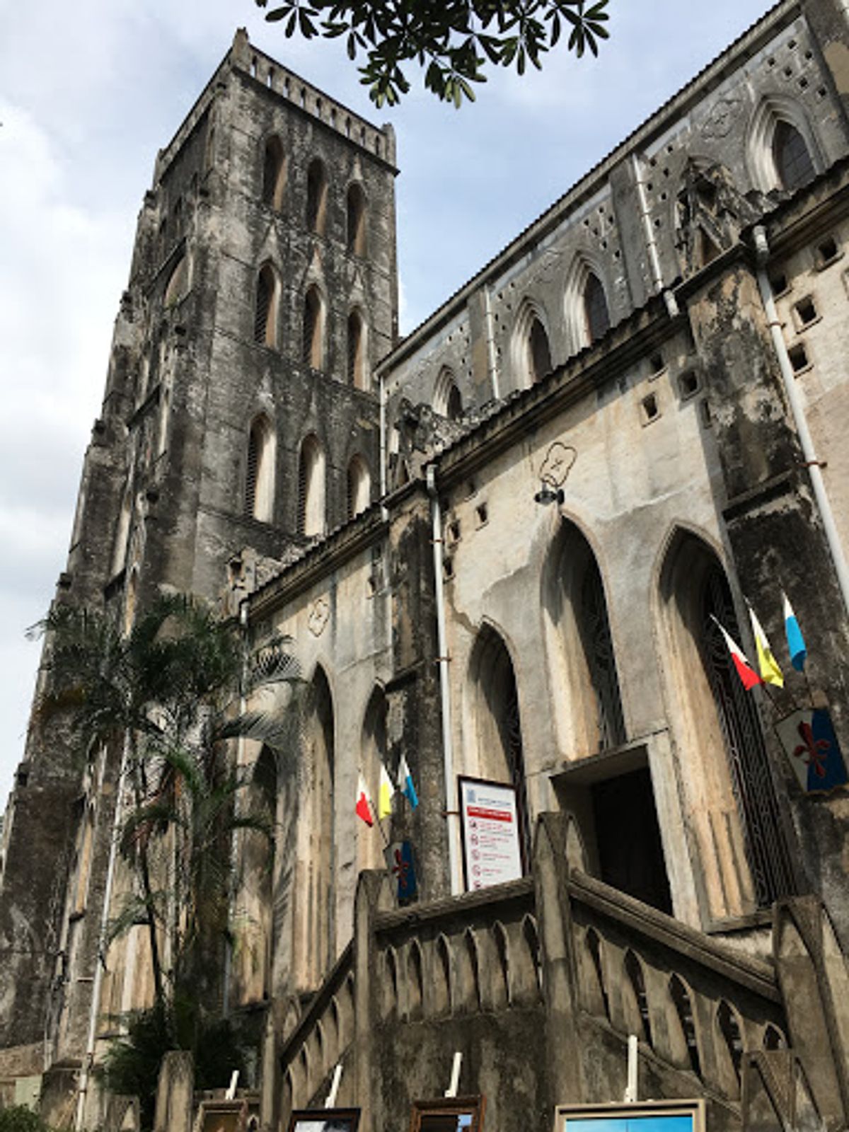 ハノイ大聖堂の中。外観とは打って変わって、白くて美しかった。
ミサの直後だ...