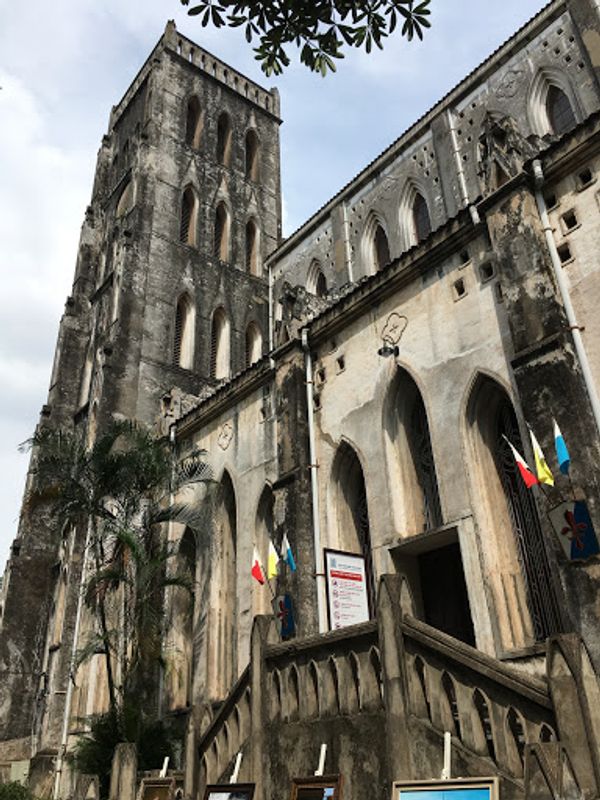 ベトナム・ハノイ、ハロン湾「ハノイまさかの女子2名旅」の写真：ハノイ大聖堂の中。外観とは打って変わって...