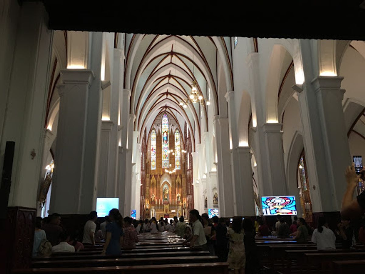 ハノイ大聖堂の中。外観とは打って変わって、白くて美しかった。
ミサの直後だ...