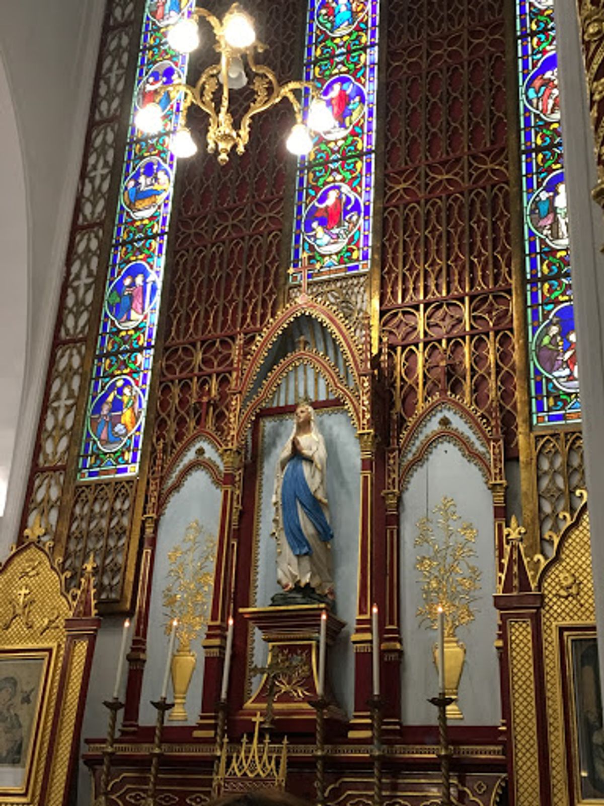 ハノイ大聖堂の中。外観とは打って変わって、白くて美しかった。
ミサの直後だ...