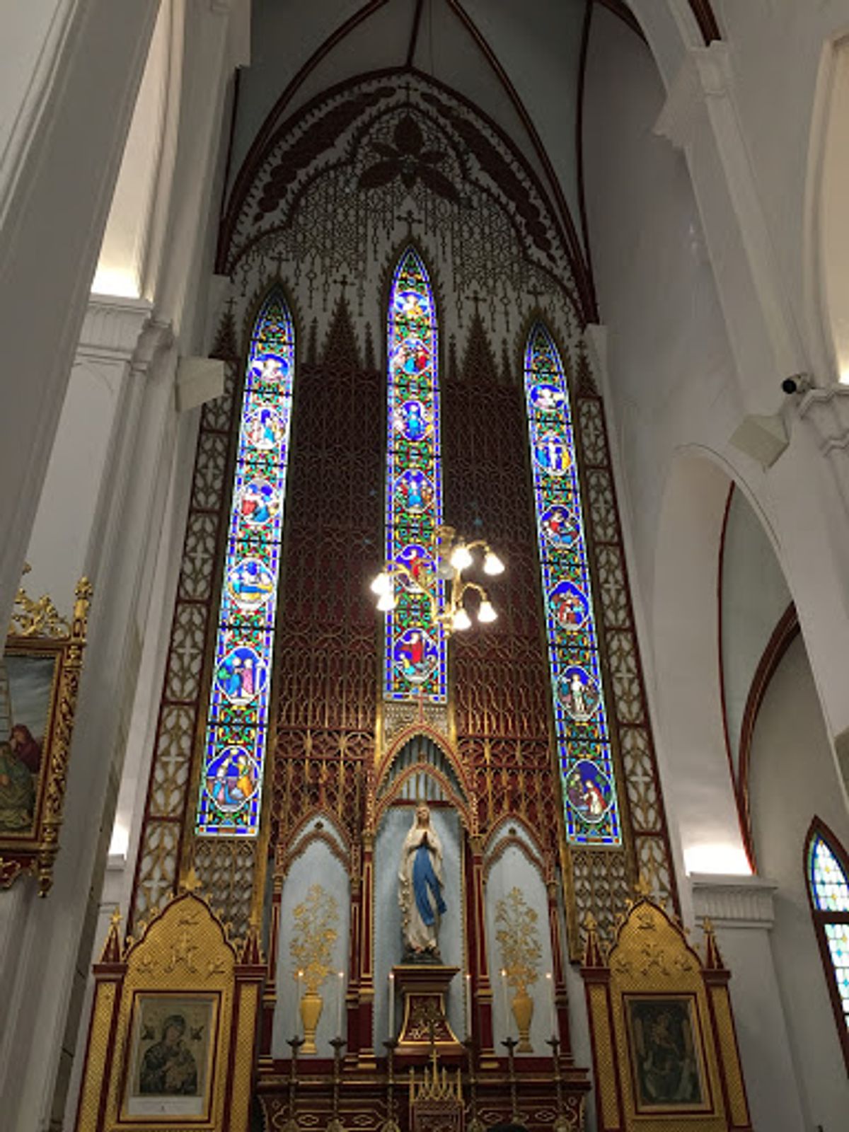 ハノイ大聖堂の中。外観とは打って変わって、白くて美しかった。
ミサの直後だ...