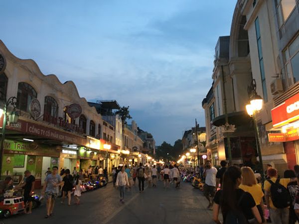 ベトナム・ハノイ、ハロン湾「ハノイまさかの女子2名旅」の写真：夕暮れのホアンキエム湖。お祭りやってるよ...