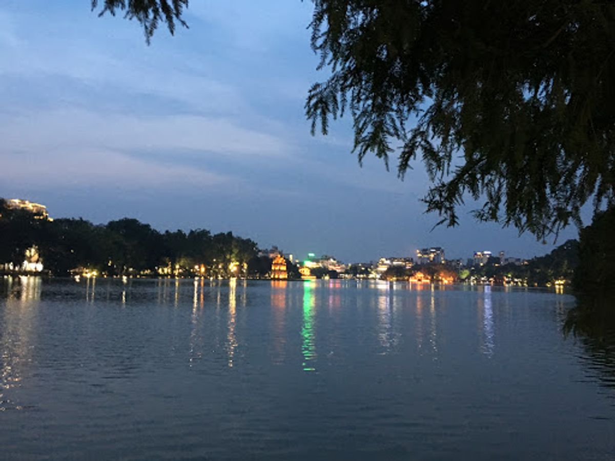 夕暮れのホアンキエム湖。お祭りやってるような雰囲気だった。