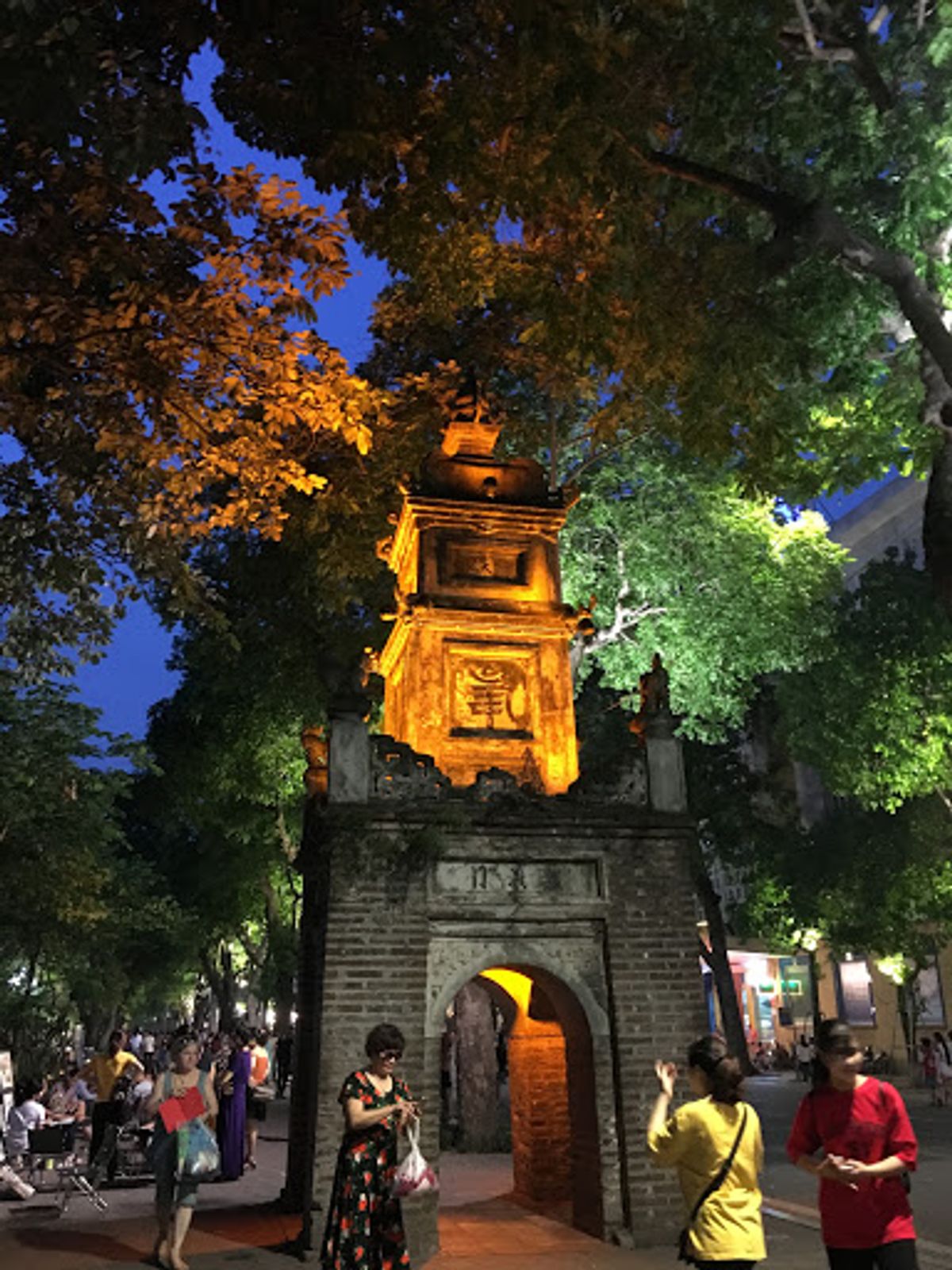 夕暮れのホアンキエム湖。お祭りやってるような雰囲気だった。