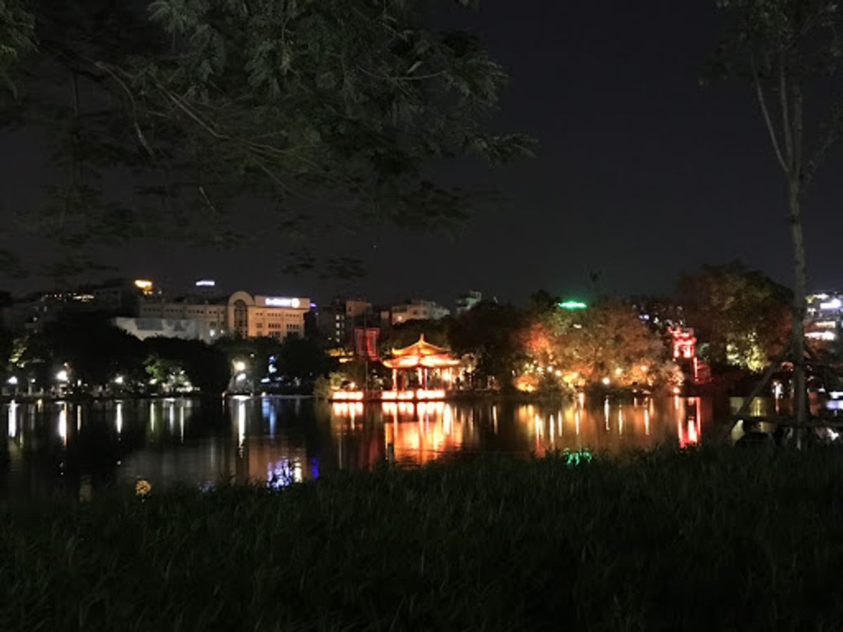 夕暮れのホアンキエム湖。お祭りやってるような雰囲気だった。
