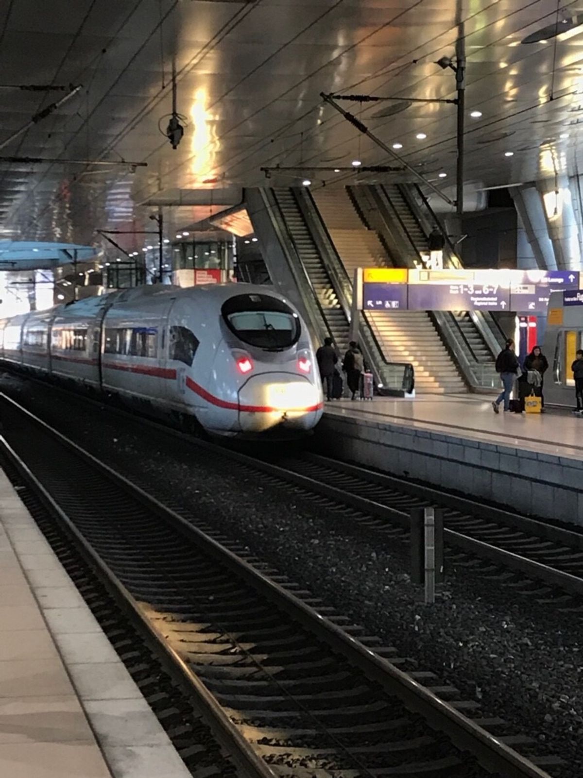 1日目
フランクフルトからケルンへ移動
ドイツ料理ディナー
