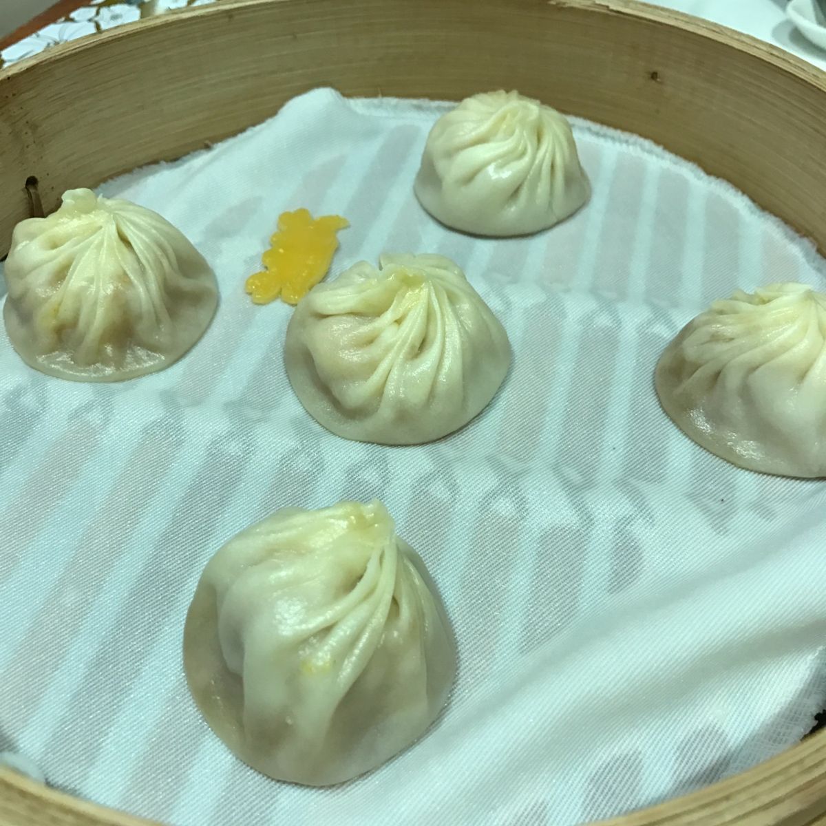 鼎泰豊！
番号札を取ってひたすら呼ばれるのを待ちます。金曜夜だったけど、と...