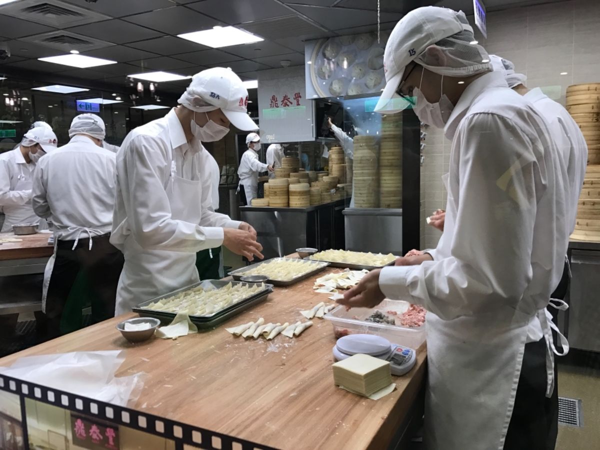 鼎泰豊！
番号札を取ってひたすら呼ばれるのを待ちます。金曜夜だったけど、と...