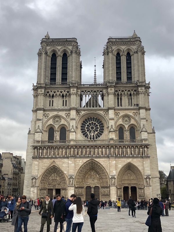 オランダ・パリ「ドイツ・オランダ・ベルギー・フランス」の写真：5日目
ノートルダム寺院
コンシェルジュ...