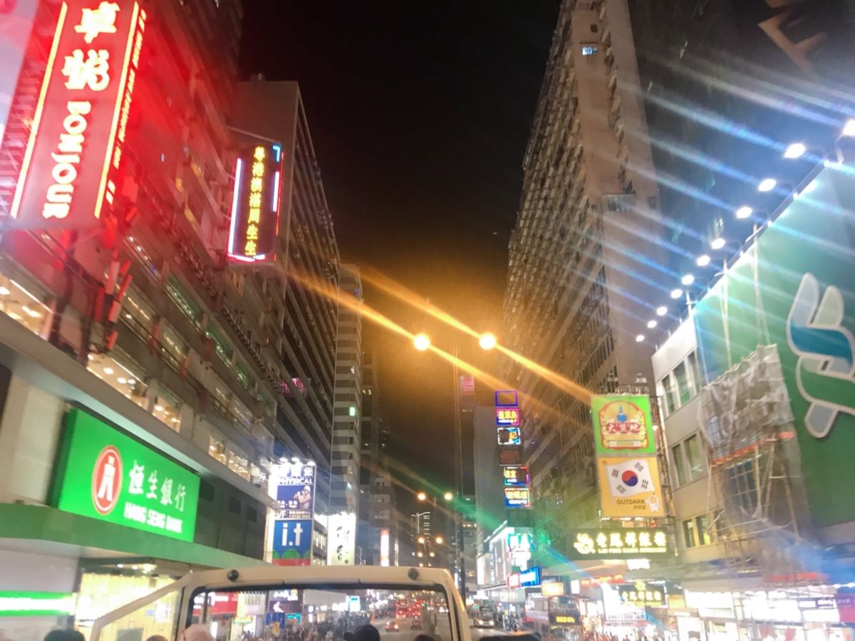 市街地のネオンと、ヴィクトリアハーバーのライトアップ！
毎日20時？に音楽...