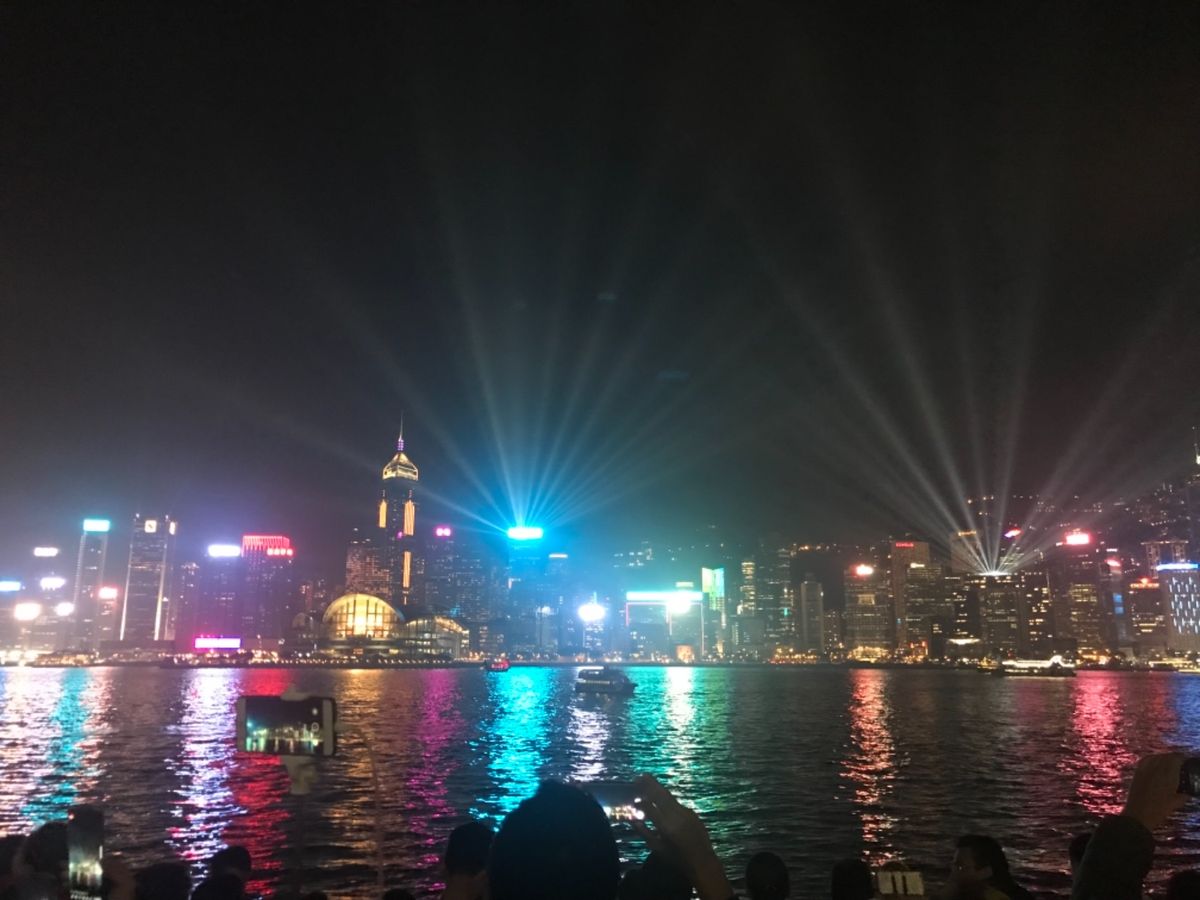 市街地のネオンと、ヴィクトリアハーバーのライトアップ！
毎日20時？に音楽...