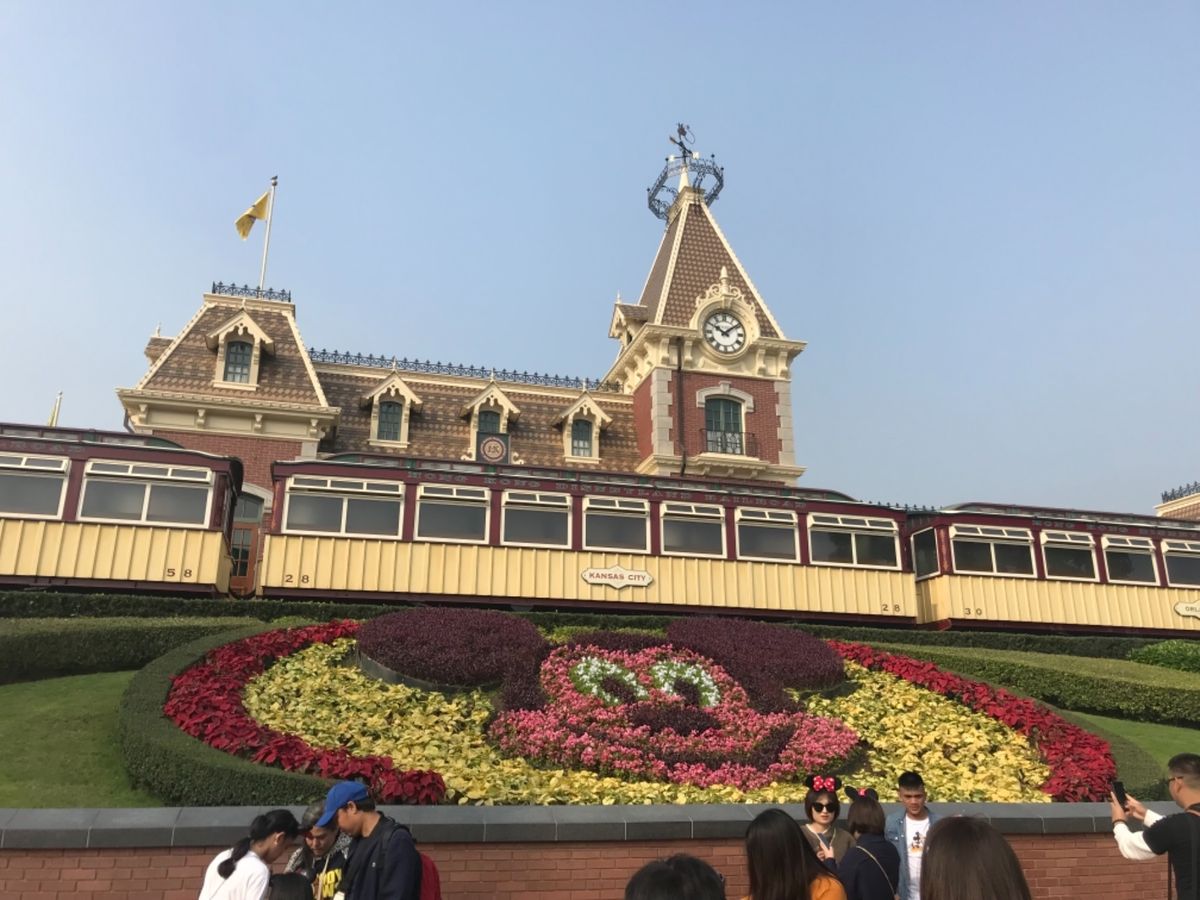この旅の目的の一つでもあるディズニーランドへ！
中心地からメトロで向かいま...