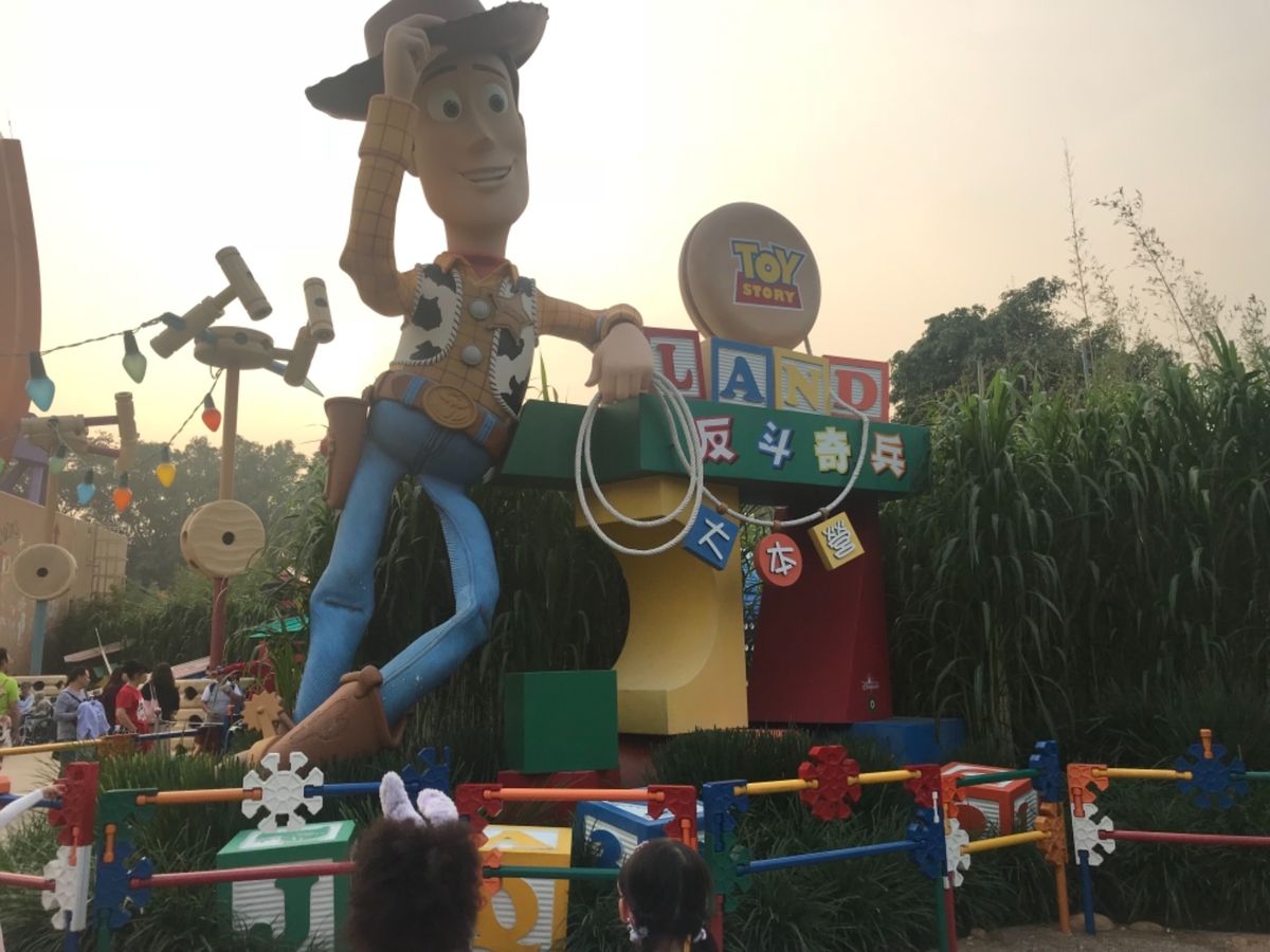 この旅の目的の一つでもあるディズニーランドへ！
中心地からメトロで向かいま...