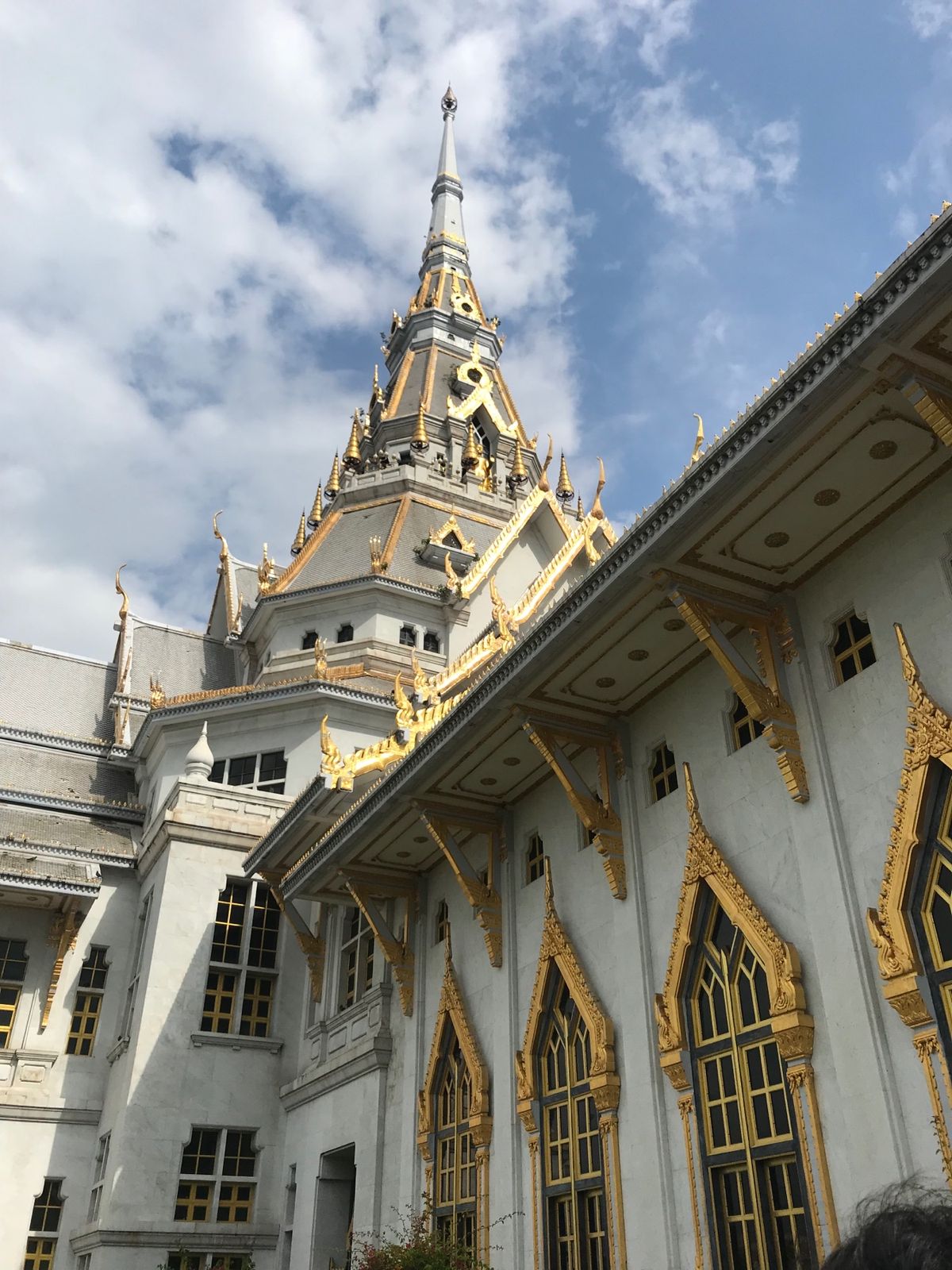 金箔を数枚渡されて貼ってきました。
ここは、ワットソートン。
ゆで卵をお供...