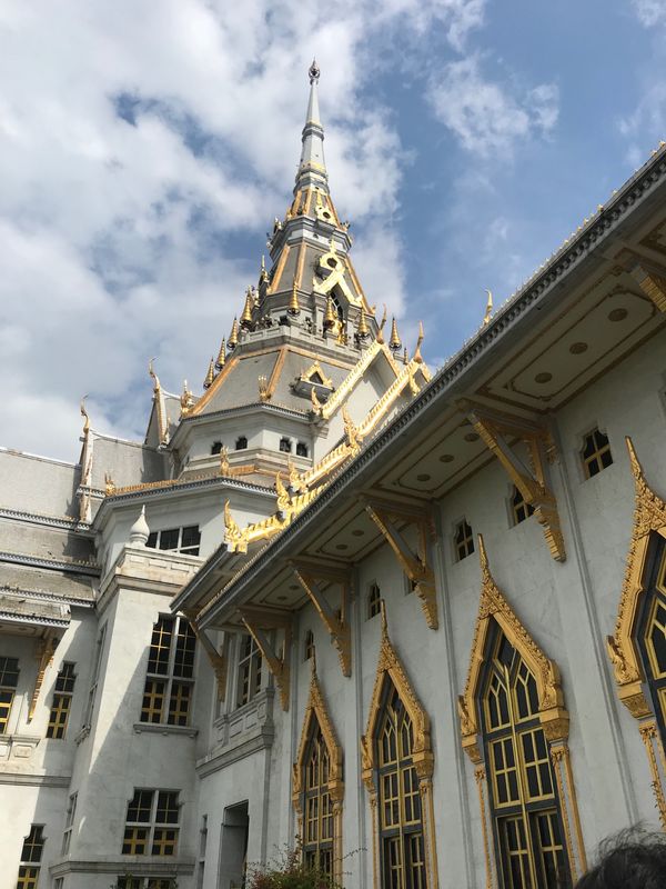 タイ「「バンコク 弾丸」の巻」の写真：金箔を数枚渡されて貼ってきました。
ここ...