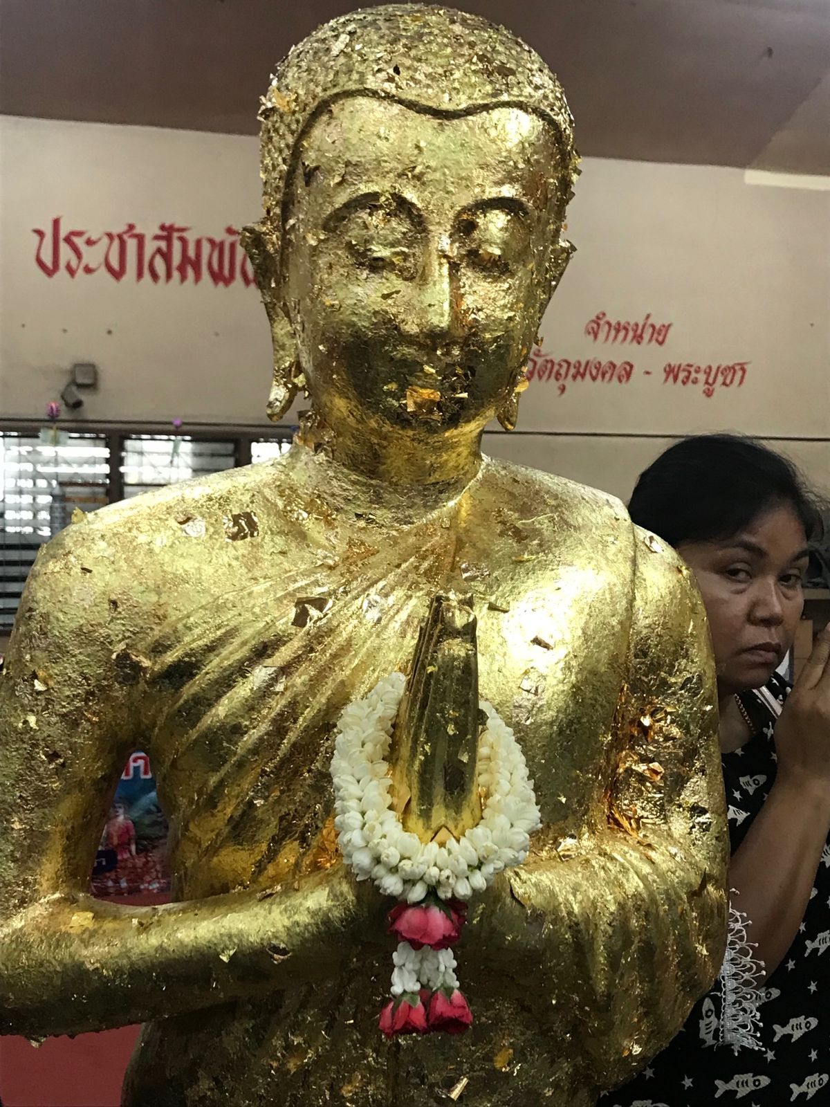 金箔を数枚渡されて貼ってきました。
ここは、ワットソートン。
ゆで卵をお供...