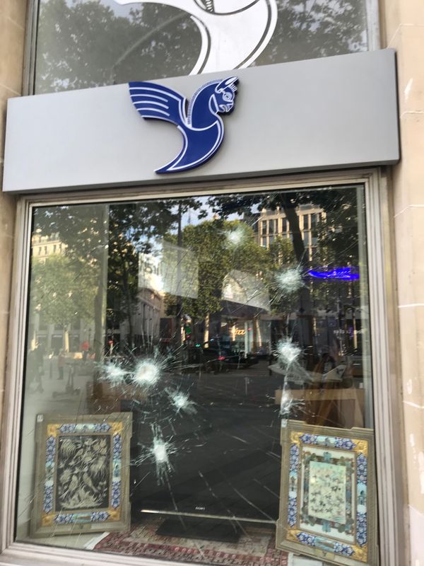 フランス「「パリ 私の夢だから」の巻」の写真：これ、メーデーの大規模なデモでやられたシ...