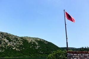 サランダ市内。
ビーチが徒歩圏内で地元っ子も水浴びしています。