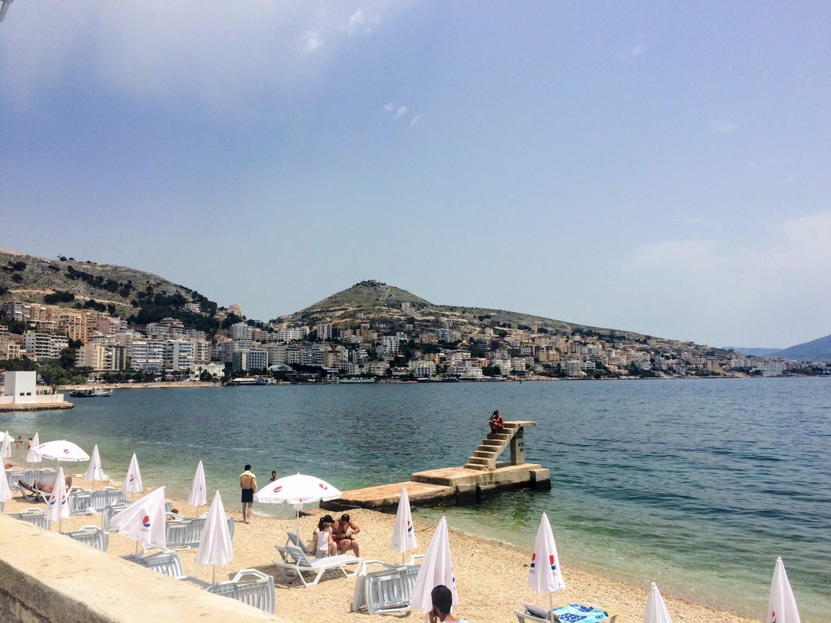 サランダ市内。
ビーチが徒歩圏内で地元っ子も水浴びしています。