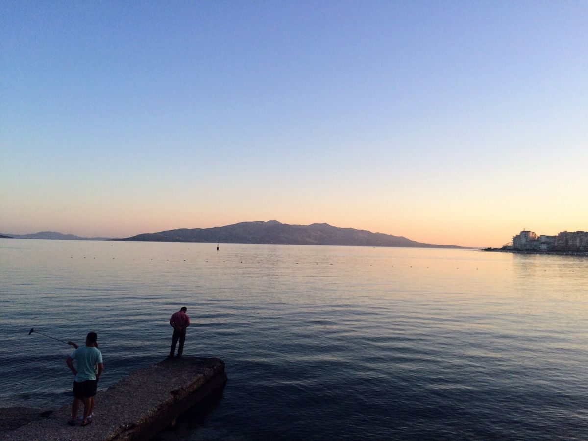 サランダ市内。
ビーチが徒歩圏内で地元っ子も水浴びしています。