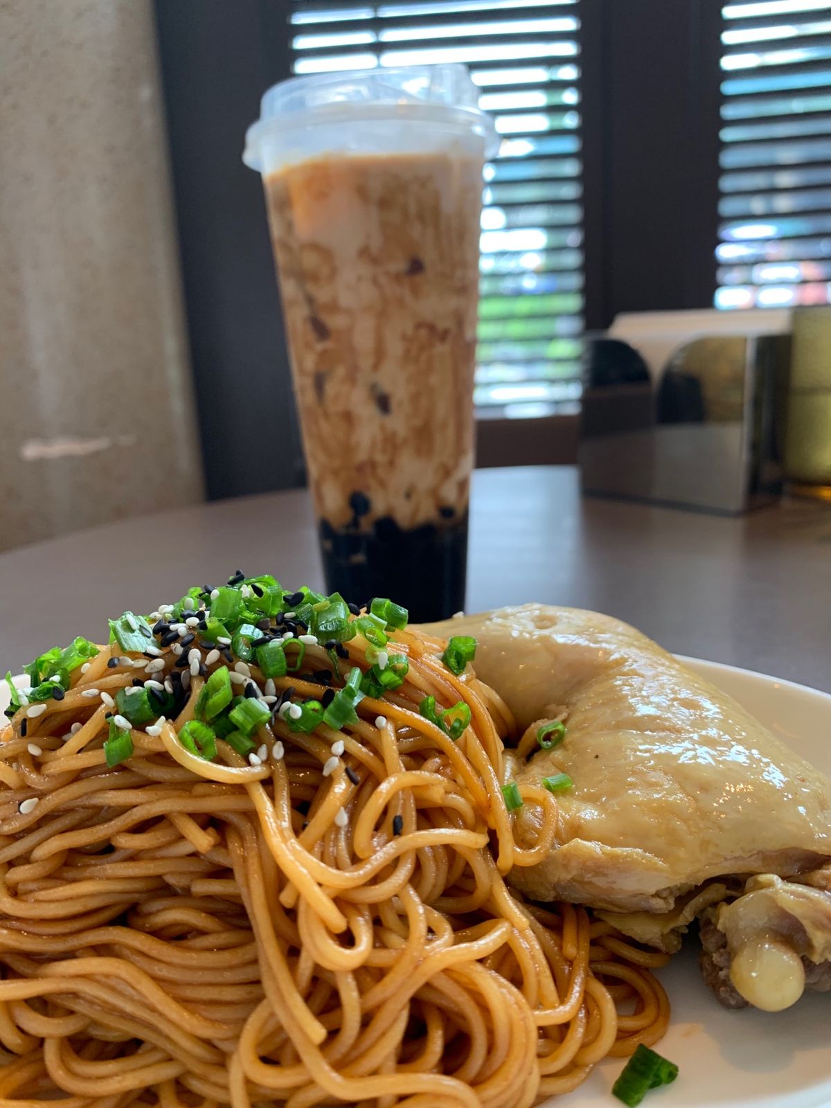 ディズニーランド入り口前にあるレストラン街の焼きそばとタピオカミルクティ。...