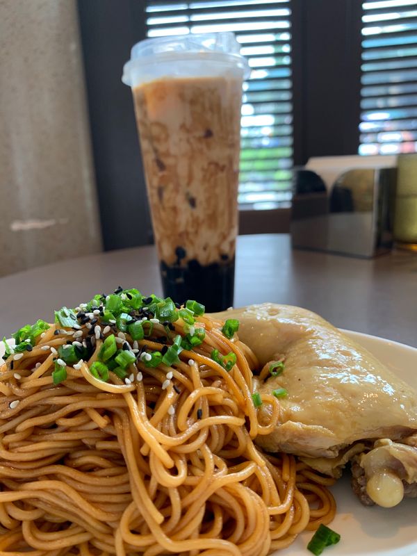 中国・上海「上海家族旅行」の写真:ディズニーランド入り口前にあるレストラン...