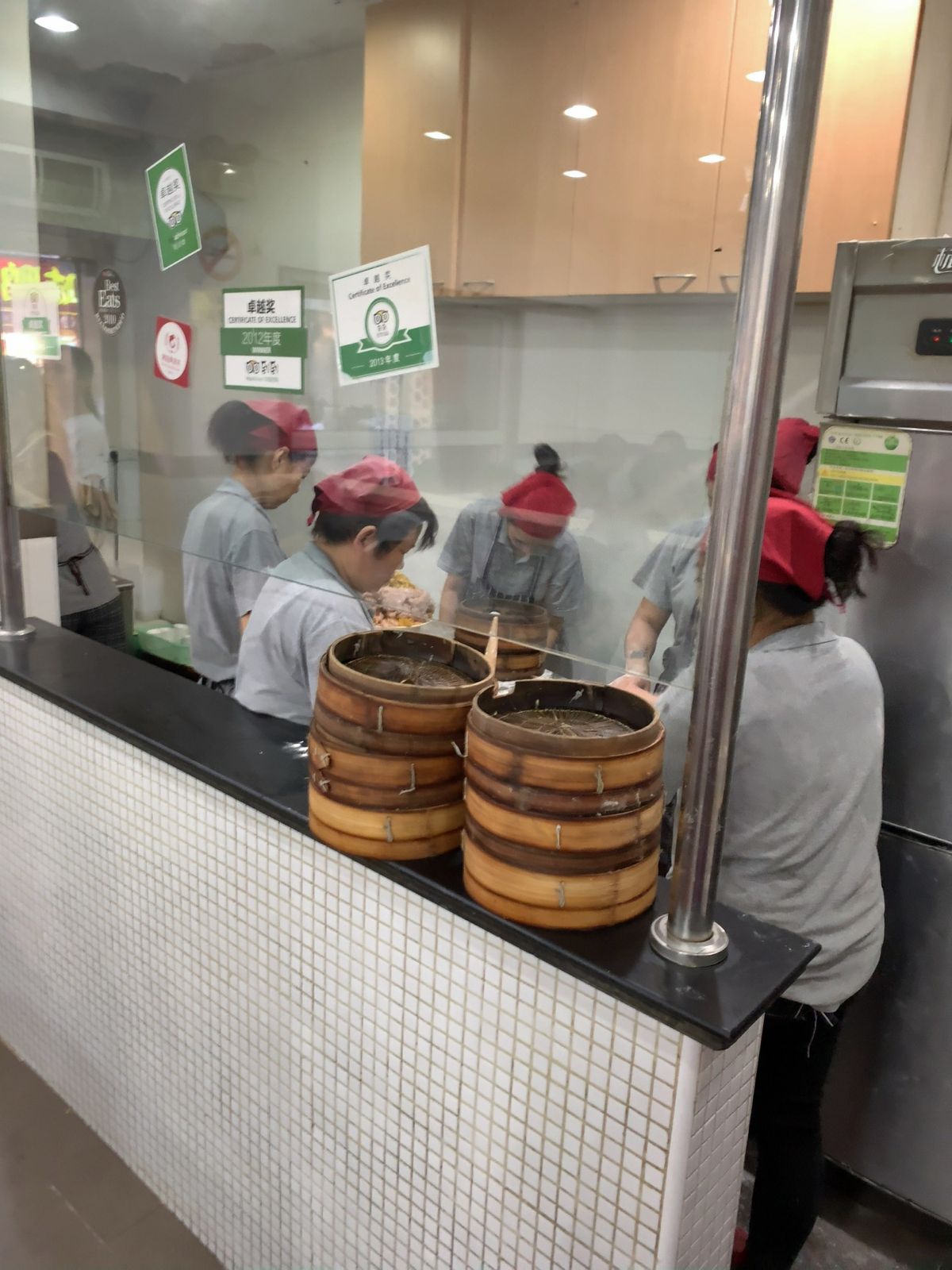 旅の疲れを少し焼きそばで回復させた後、
本格的な飯欲に目覚めたので、
...