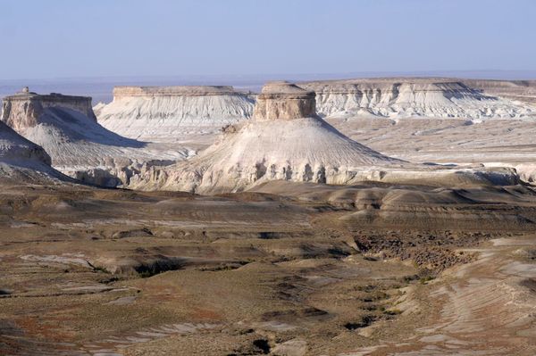 カザフスタン・Astana「中央アジア旅(カザフスタン)」の写真：アクタウからウスチュルト台地へ。白亜の台...