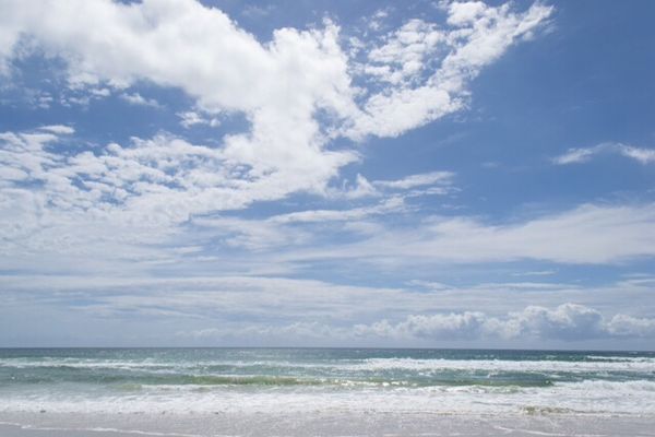 オーストラリア連邦・ゴールドコースト「オーストラリア」の写真：ゴールドコースト付近のビーチ。波が強いけ...