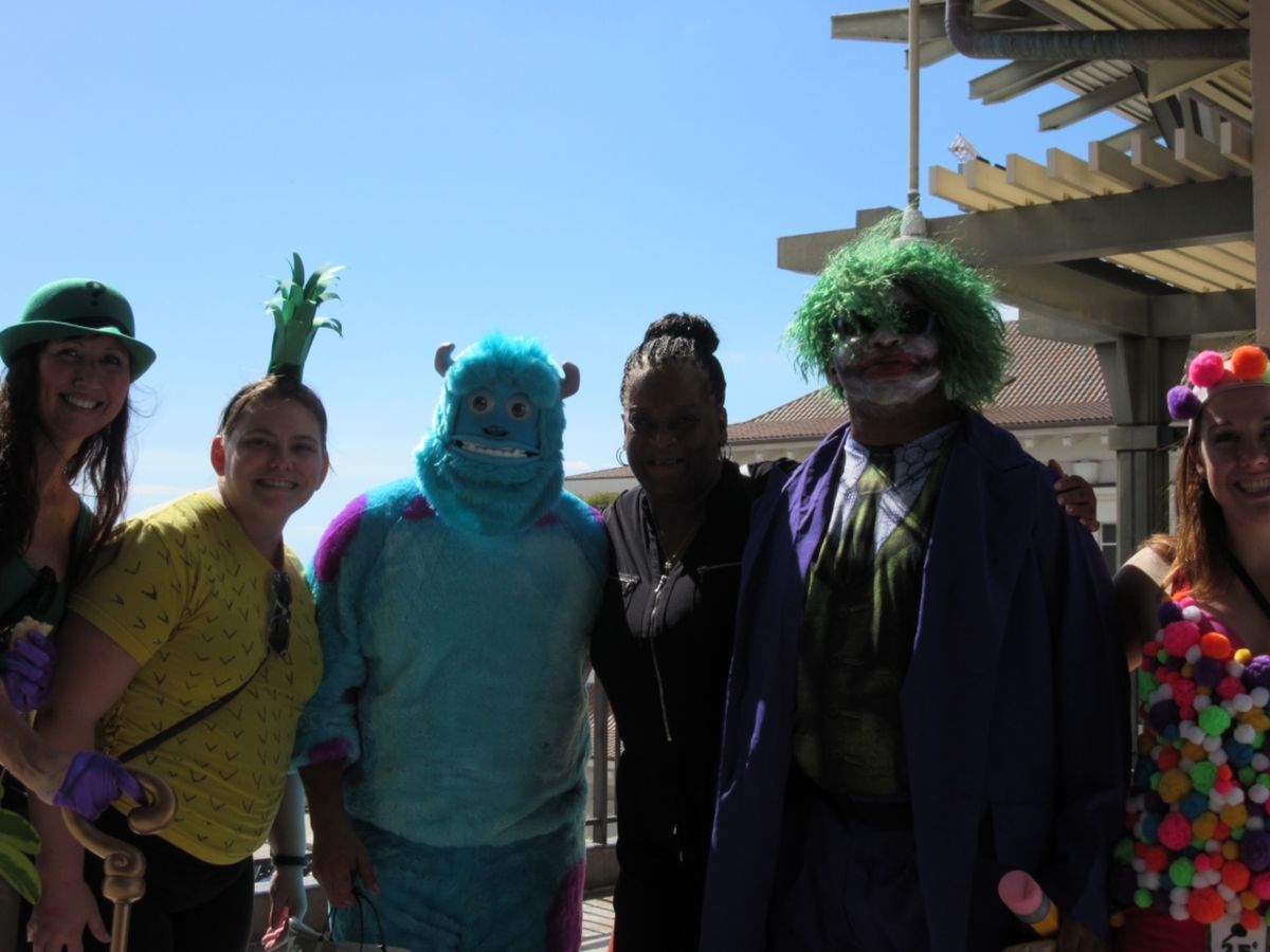 パパガンプシュリンプの窓際席で食べてたら、モンスターズインク！？みたいな軍...