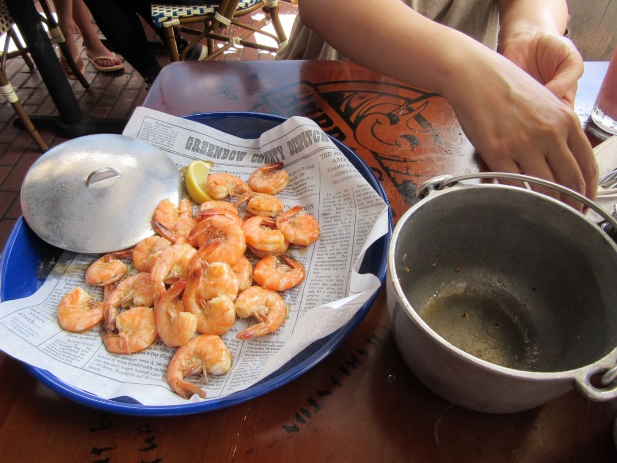 パパガンプシュリンプの窓際席で食べてたら、モンスターズインク！？みたいな軍...