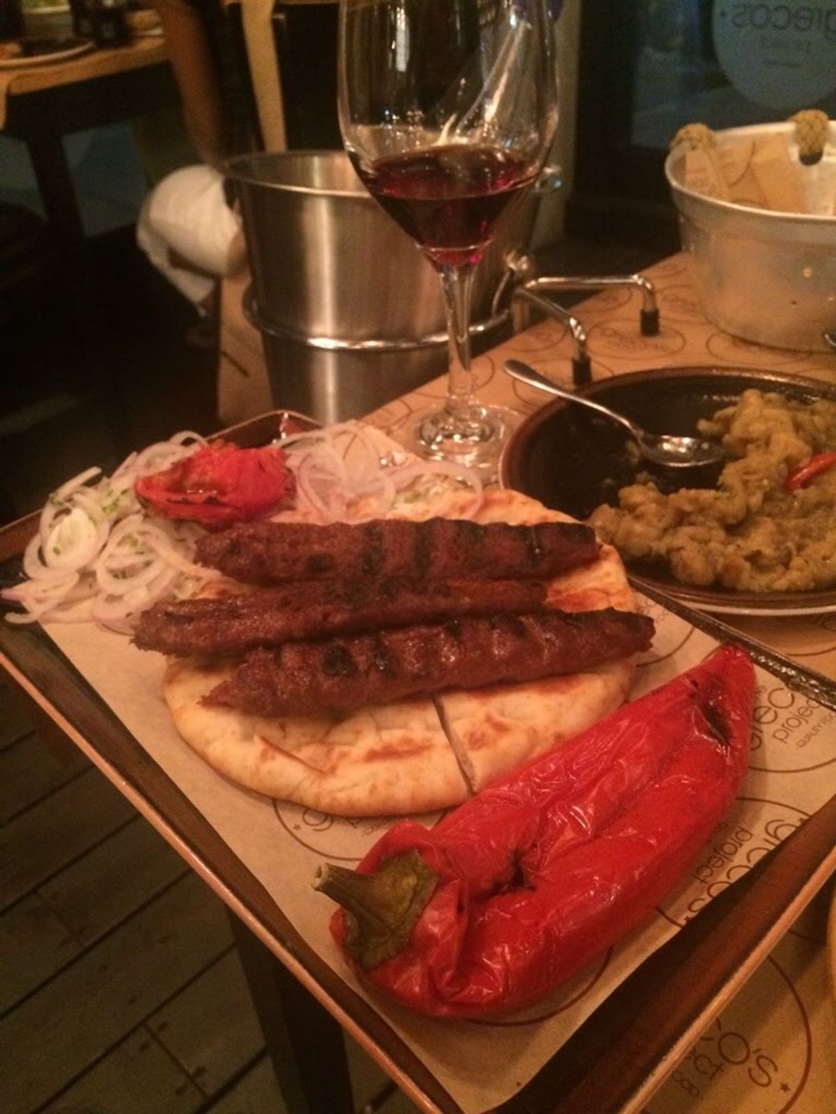 ギリシャごはん。
ギリシャサラダに乗っかるフェタチーズの大きさよ・・・。
...