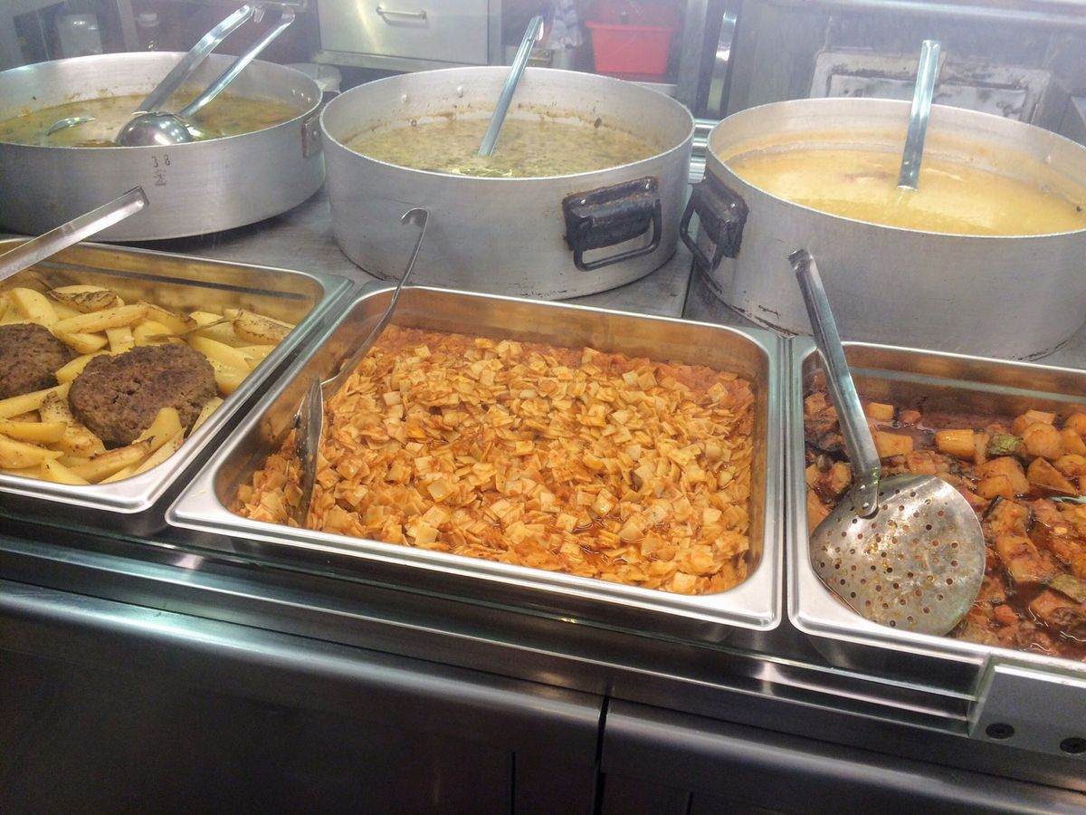 ギリシャ飯テロ第三弾。
連日の食い倒れで胃がもたれ気味。
モツスープで胃を...