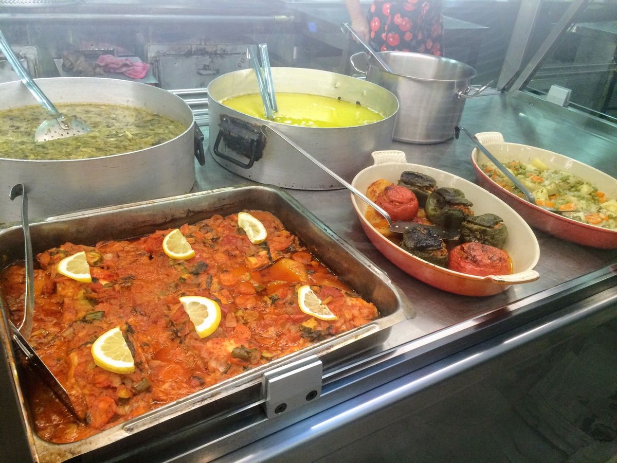 ギリシャ飯テロ第三弾。
連日の食い倒れで胃がもたれ気味。
モツスープで胃を...