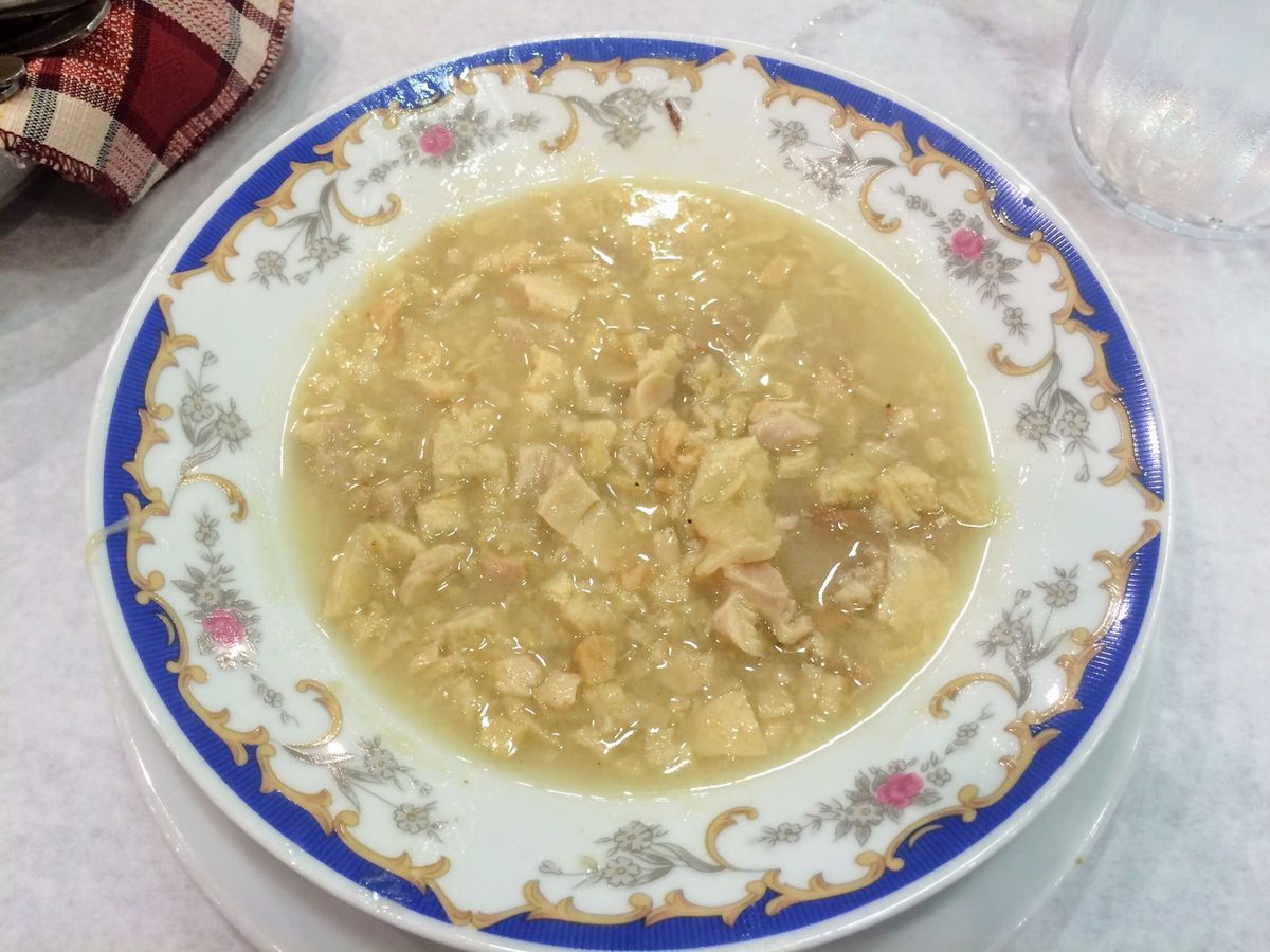 ギリシャ飯テロ第三弾。
連日の食い倒れで胃がもたれ気味。
モツスープで胃を...